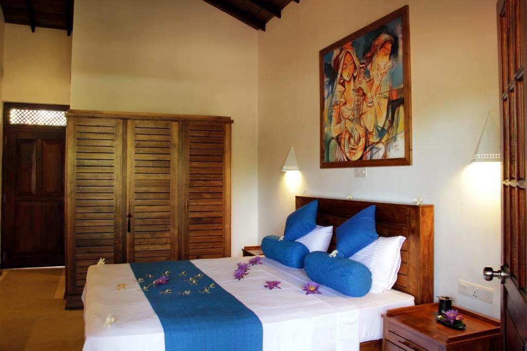 Deluxe room with pool view image 4