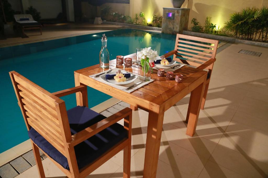 Deluxe room with pool view image 3